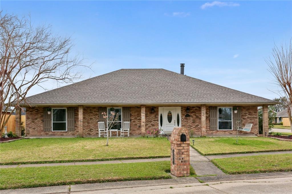 Property Photo: 316 N Canterbury Drive LA 70068