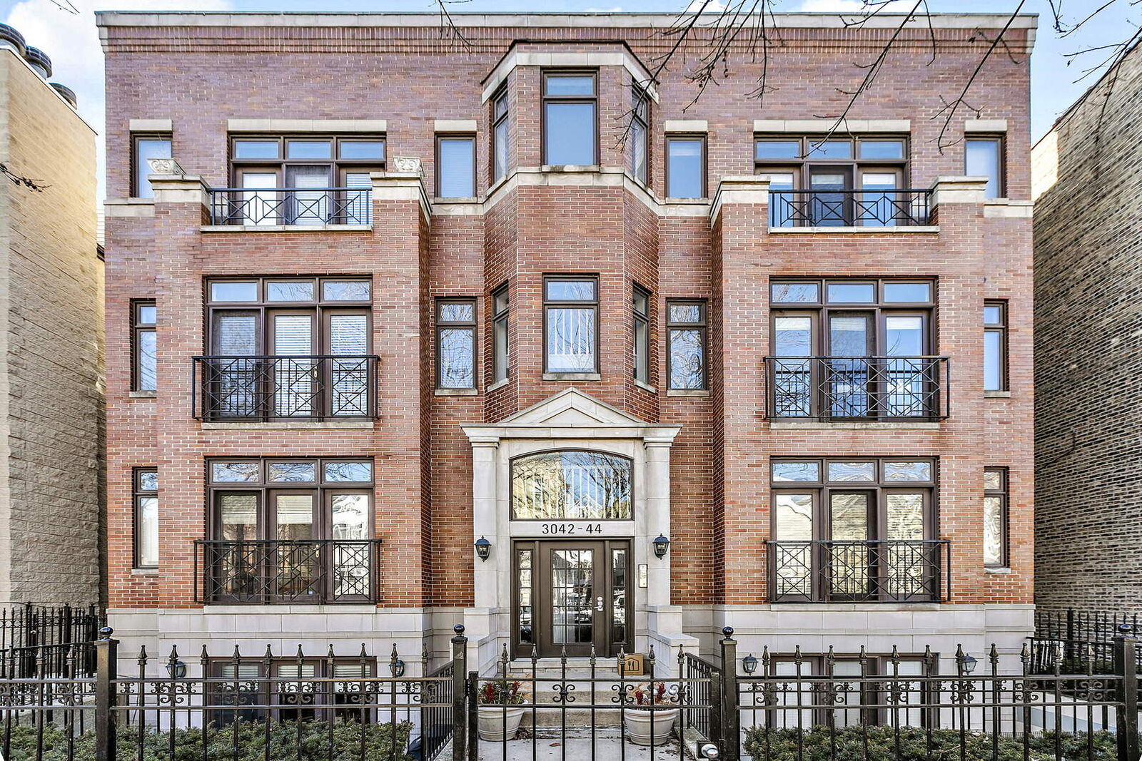 Property Photo: 3044 N Kenmore Avenue 3N IL 60657