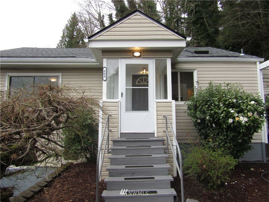 Property Photo:  809 N Rice  WA 98520 