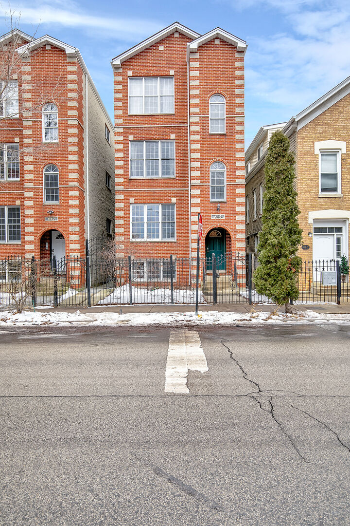 Property Photo: 844 N Wood Street 2 IL 60622