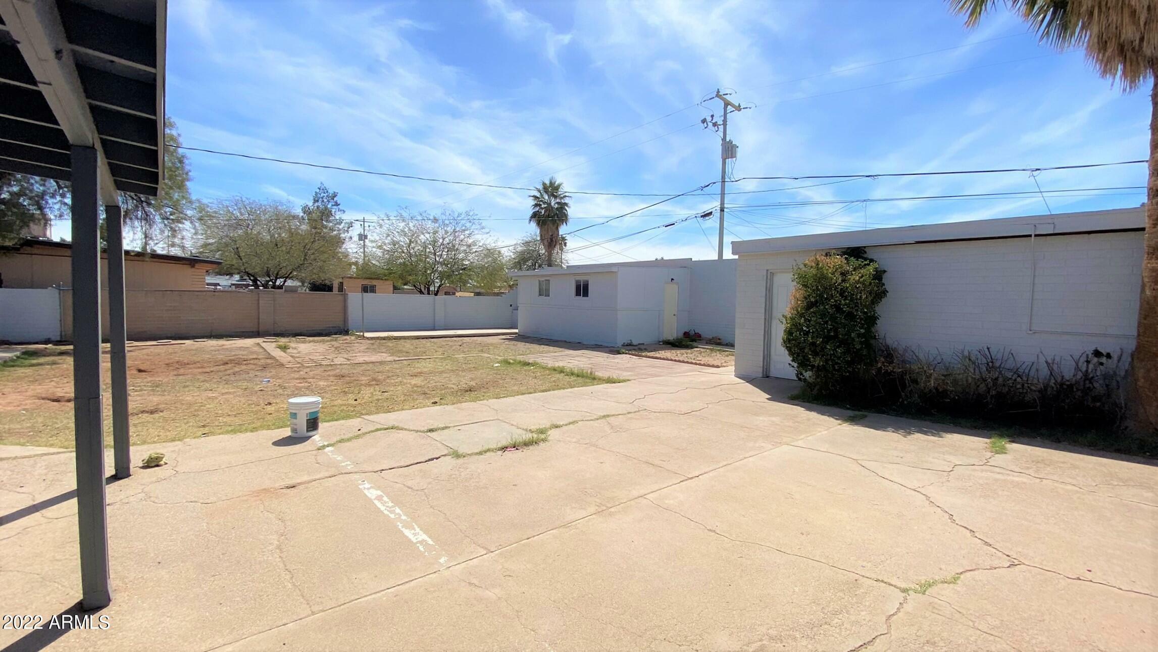Property Photo: 628 E Manor Drive AZ 85122