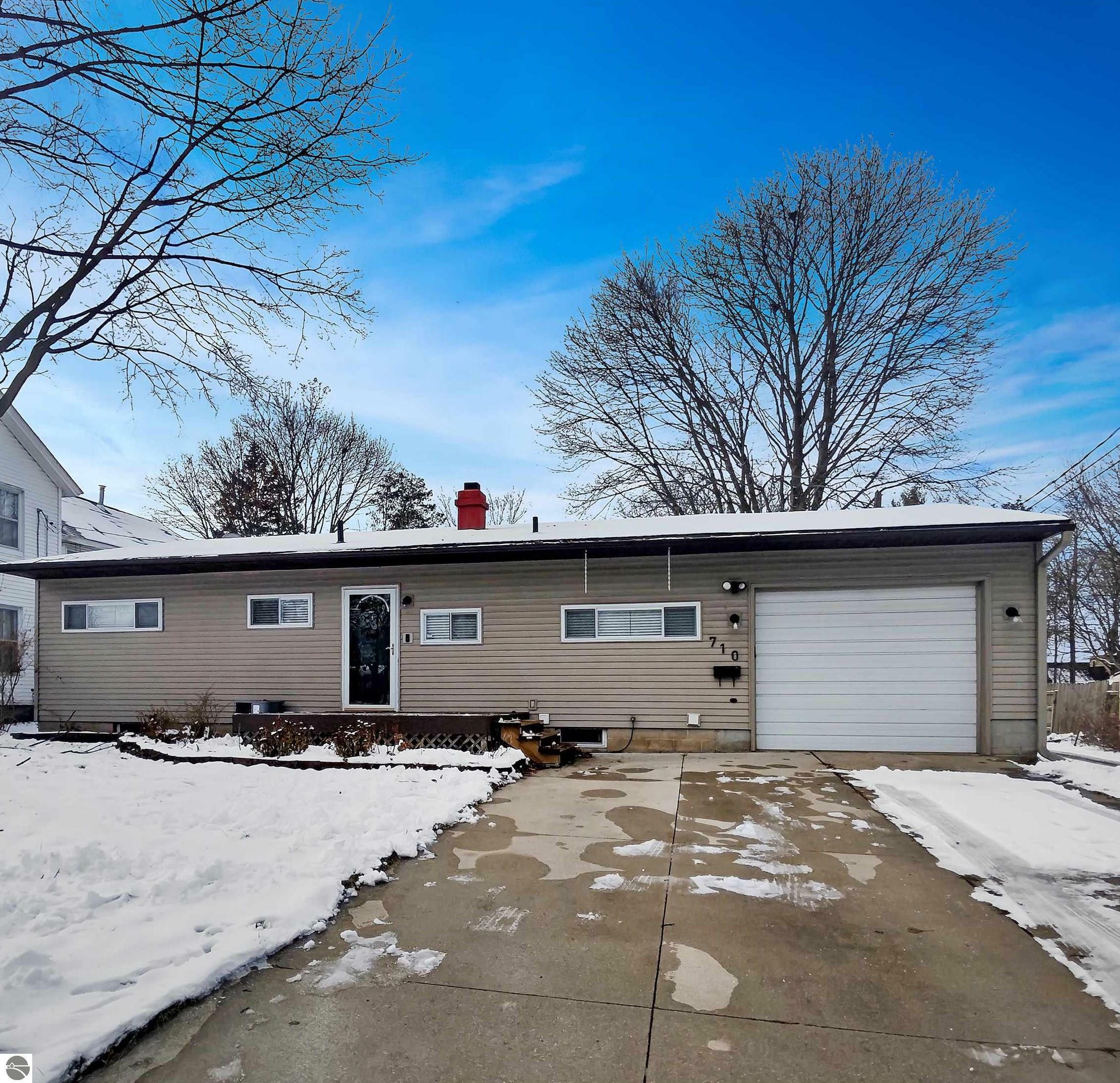 Property Photo:  710 S Washington  MI 48858 