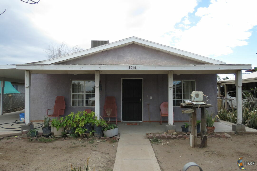 Property Photo: 1016 E 3rd St CA 92231
