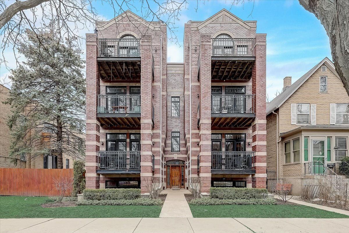 Property Photo: 2226 W Morse Avenue 1E IL 60645