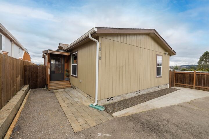 Property Photo:  1910 2nd Avenue W  WA 98312 