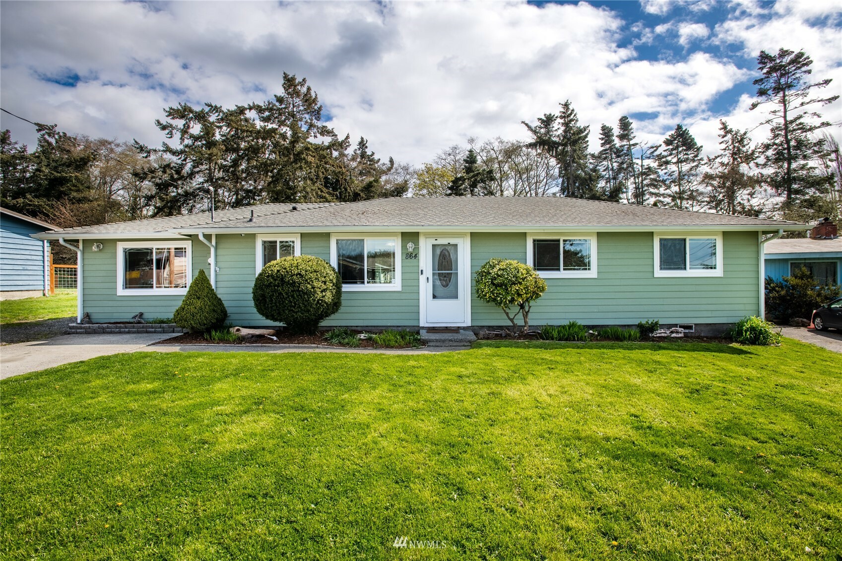 Property Photo:  864 Burroughs Avenue  WA 98277 