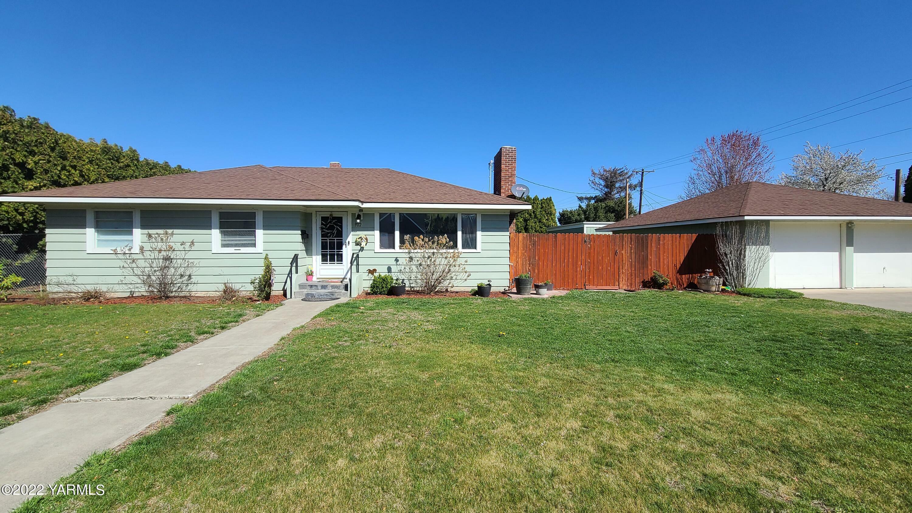 Property Photo:  902 Prosser Ave  WA 99350 