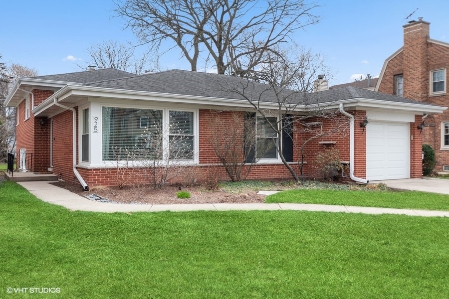 Property Photo: 925 S Seminary Avenue IL 60068
