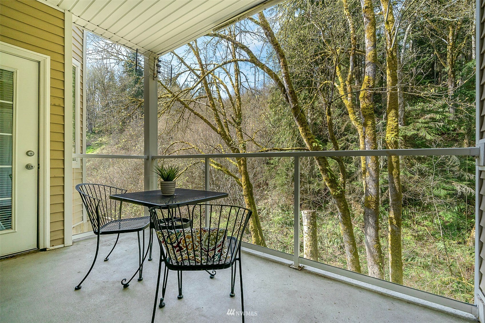 Property Photo:  825 Harrington Place SE 1147  WA 98058 