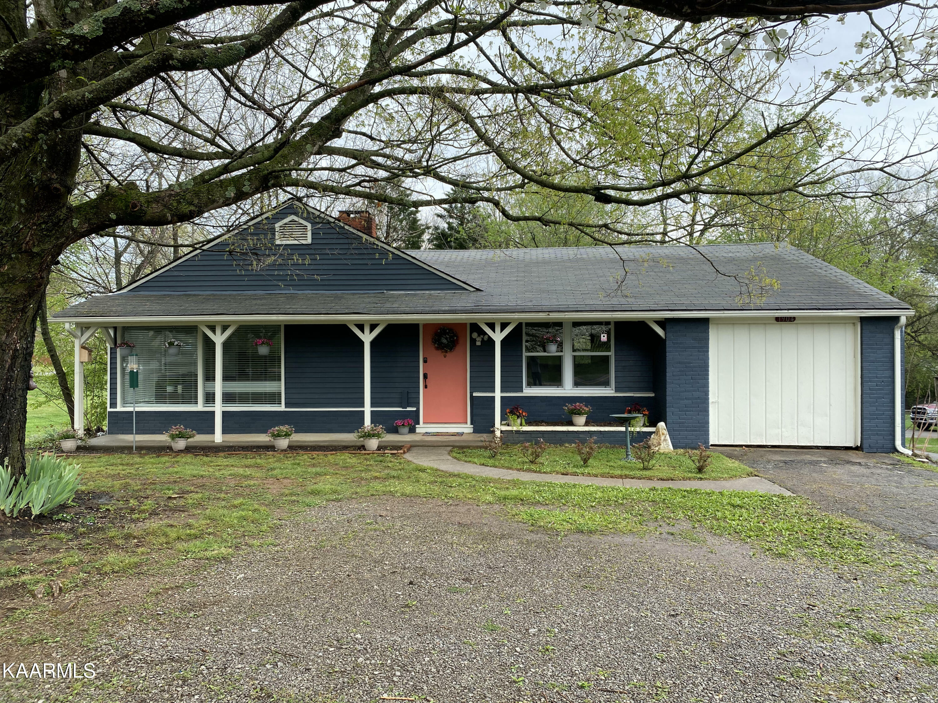 Property Photo:  1904 Old Niles Ferry Rd  TN 37803 