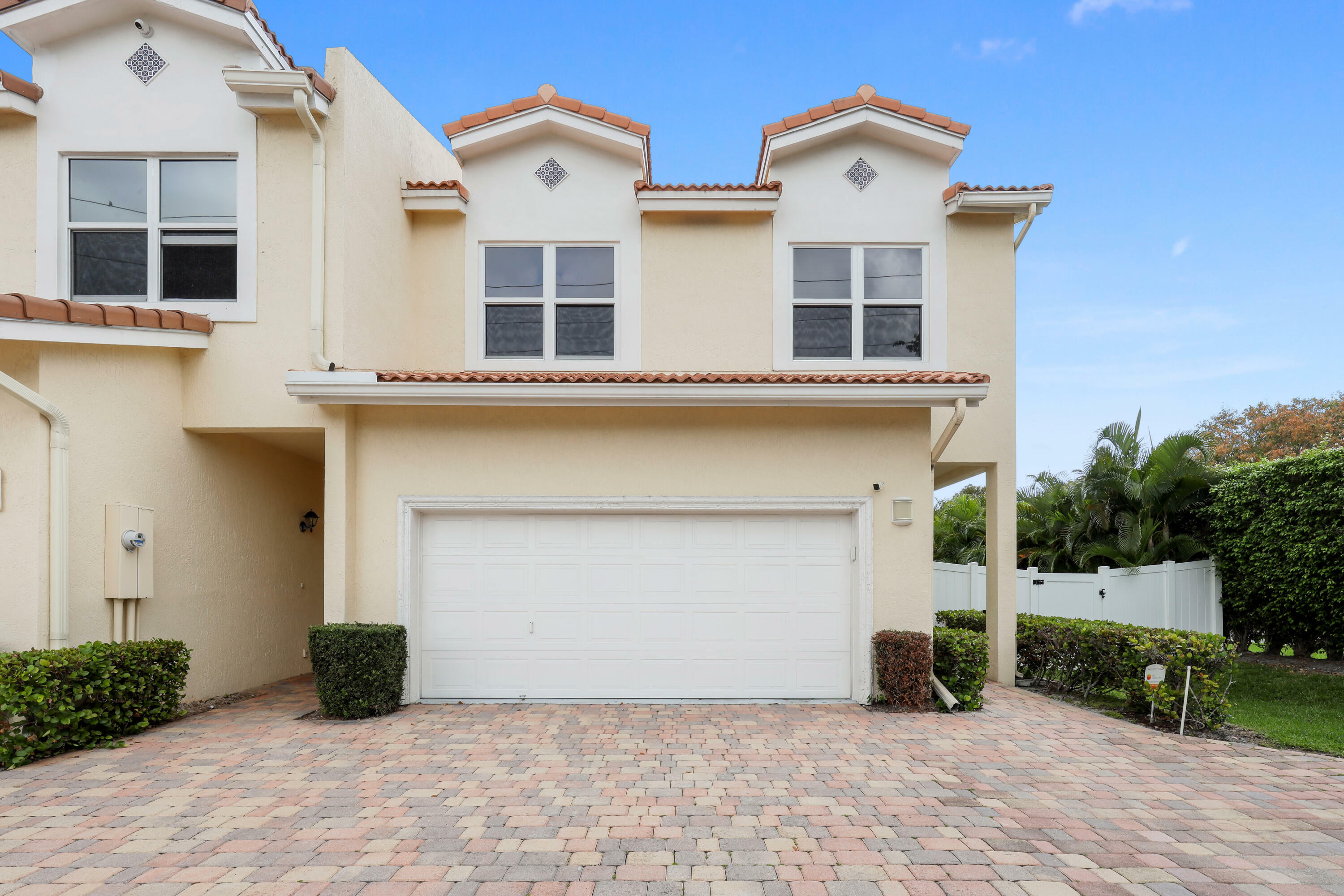 Property Photo:  4210 NE 5th Avenue  FL 33431 