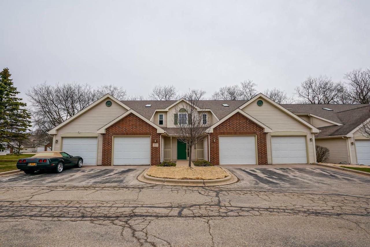 Property Photo:  933 Park St 201  WI 53575 