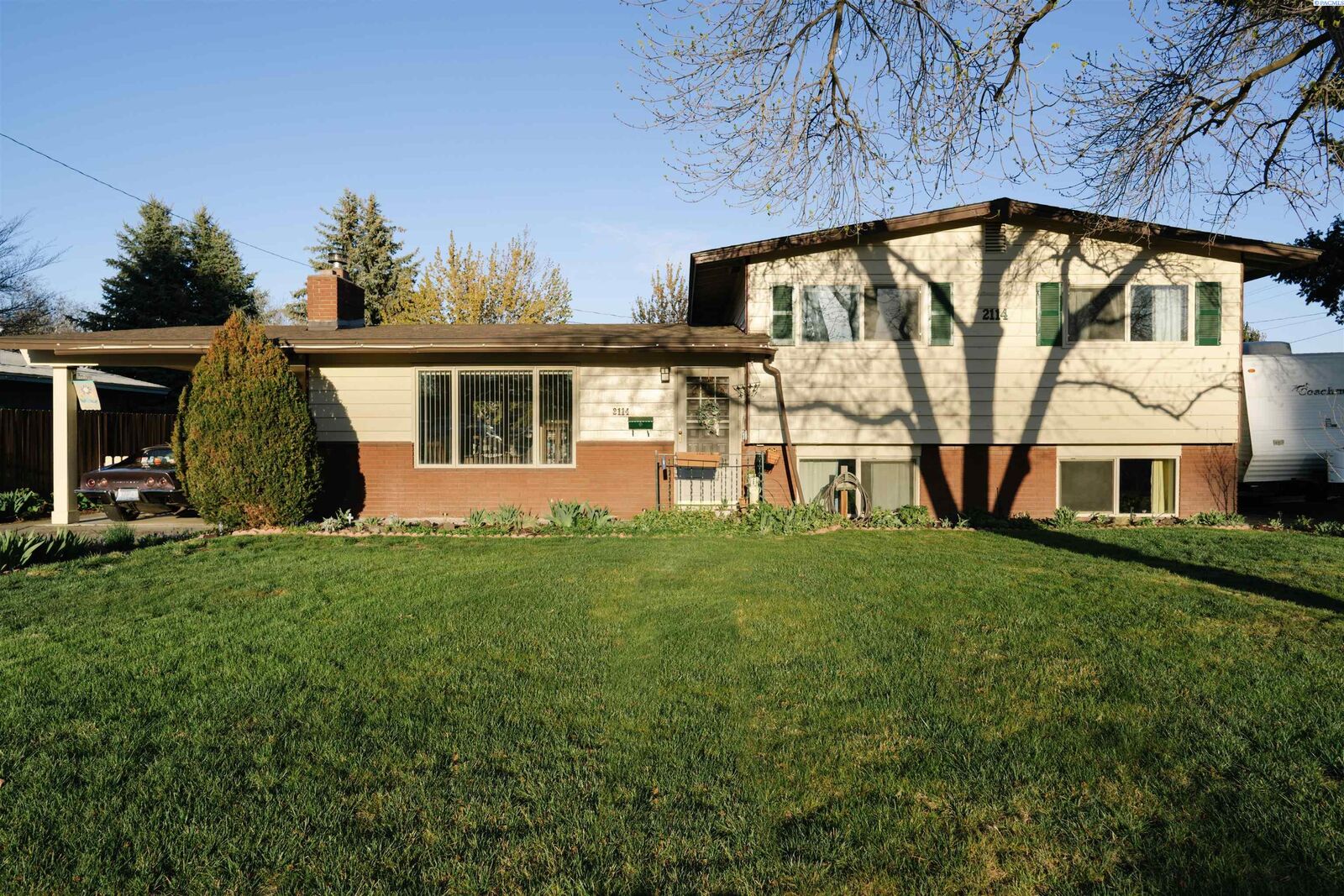 Property Photo: 2114 Cascade Ave WA 99354