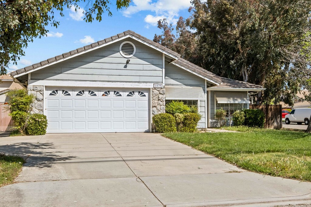 Property Photo: 1039 2nd Pl Place CA 92320