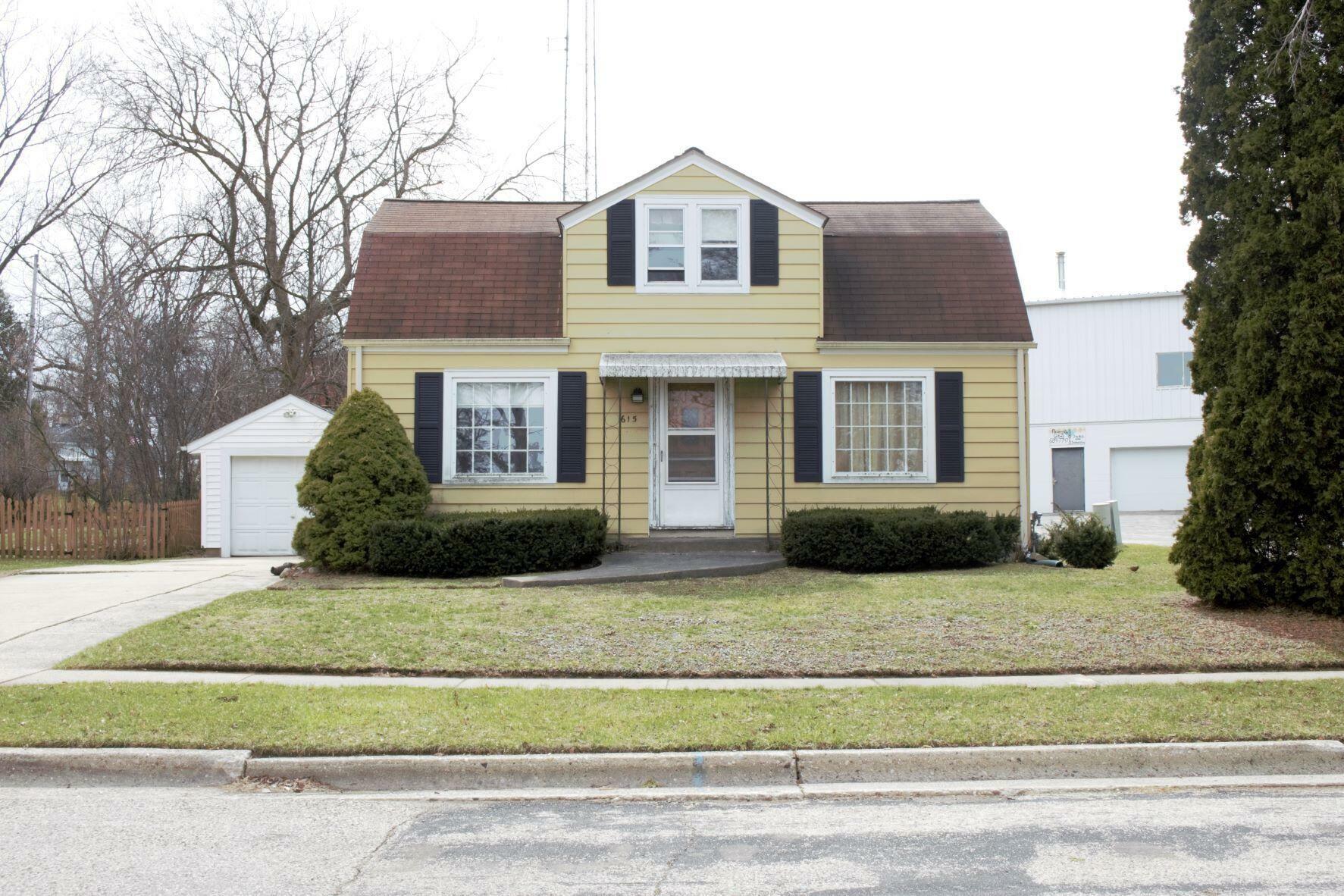 Property Photo: 615 Roosevelt Dr WI 53090