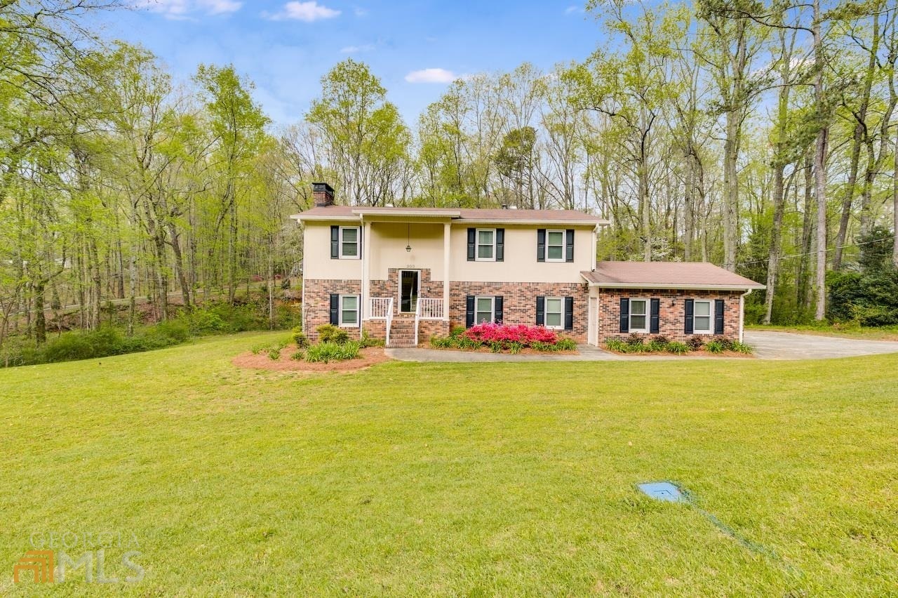 Property Photo:  300 Treetop Drive  GA 30110 