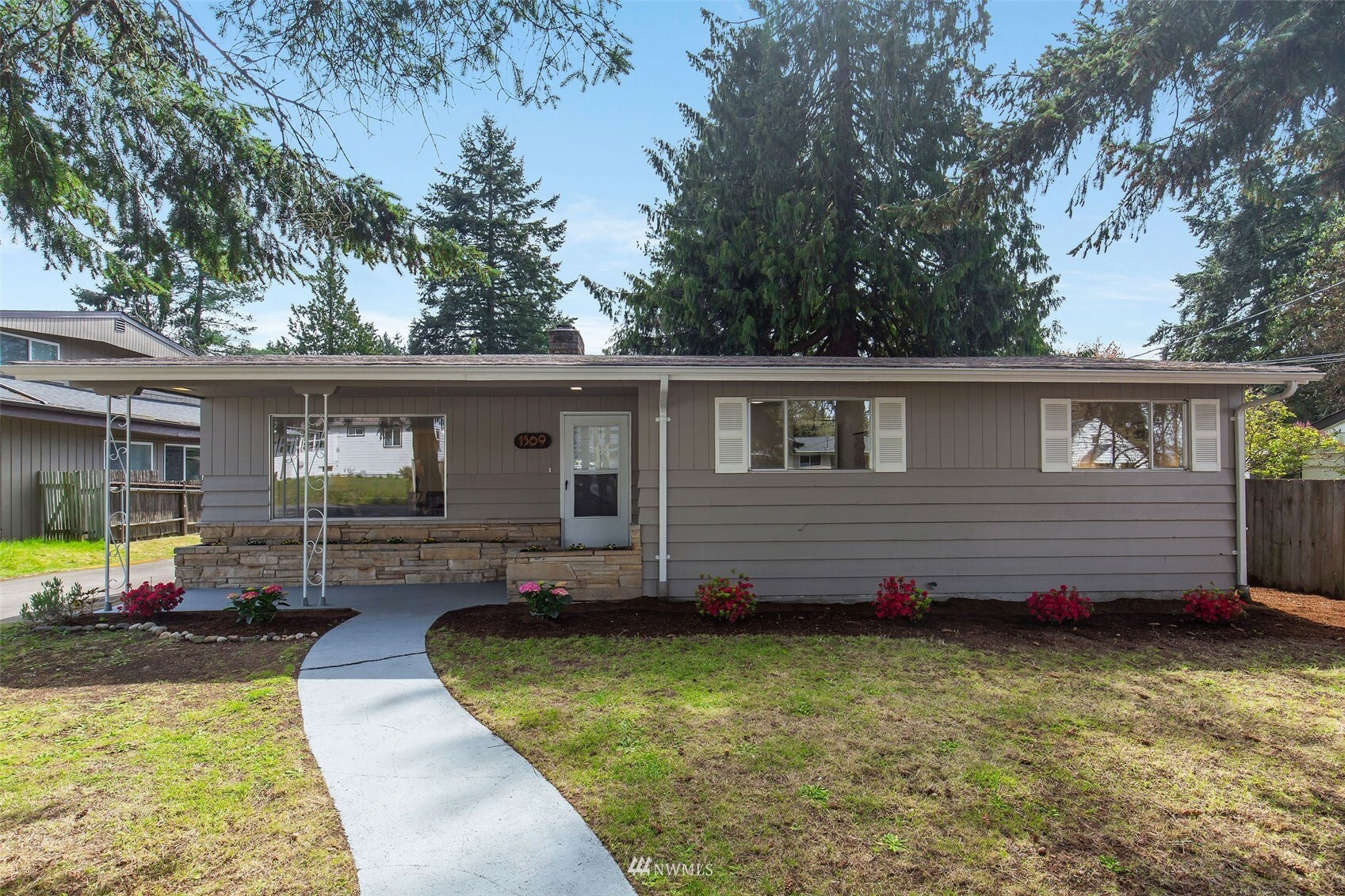 Property Photo:  1569 NE 170th Street  WA 98155 