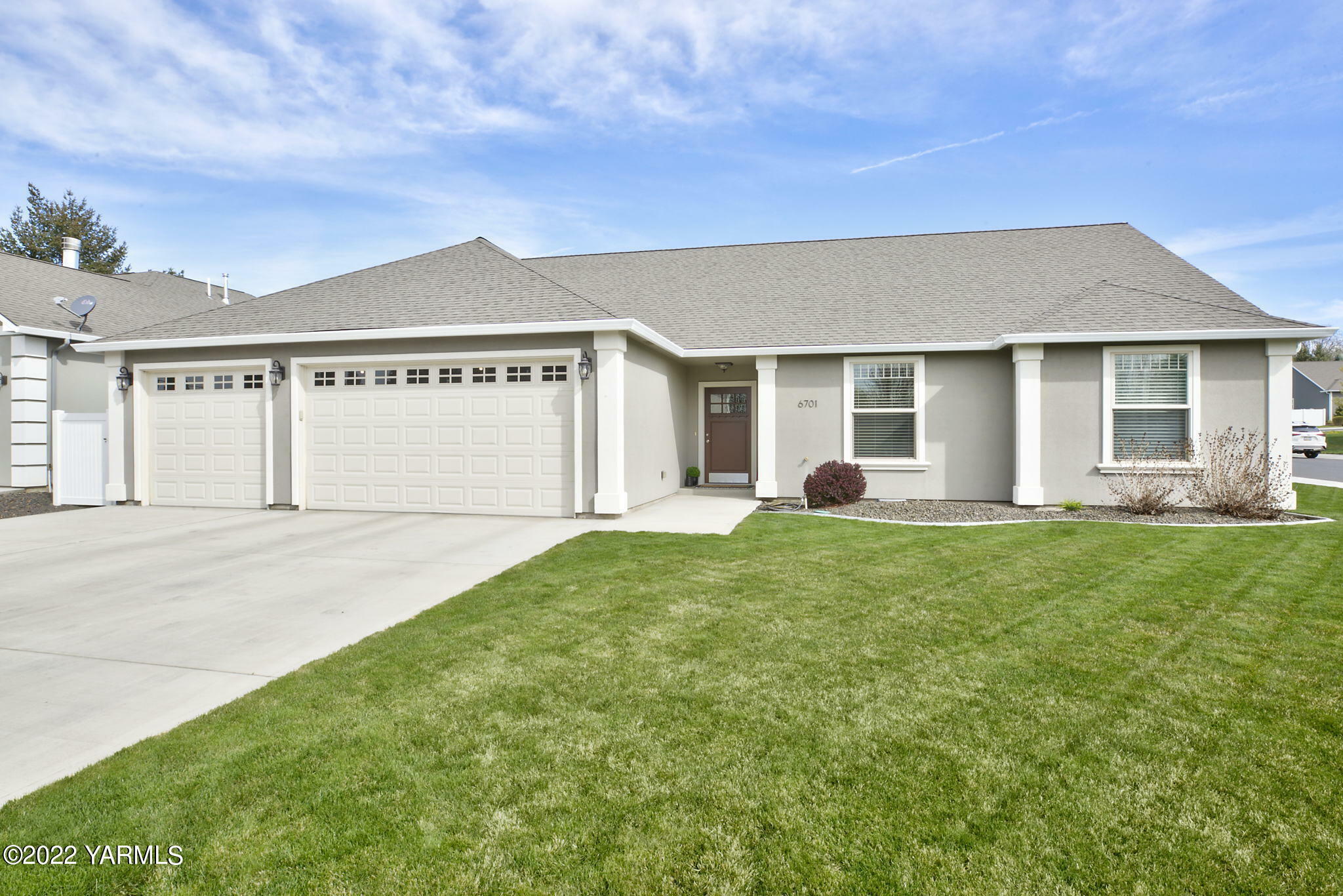 Property Photo: 6701 W Chestnut Ave WA 98908