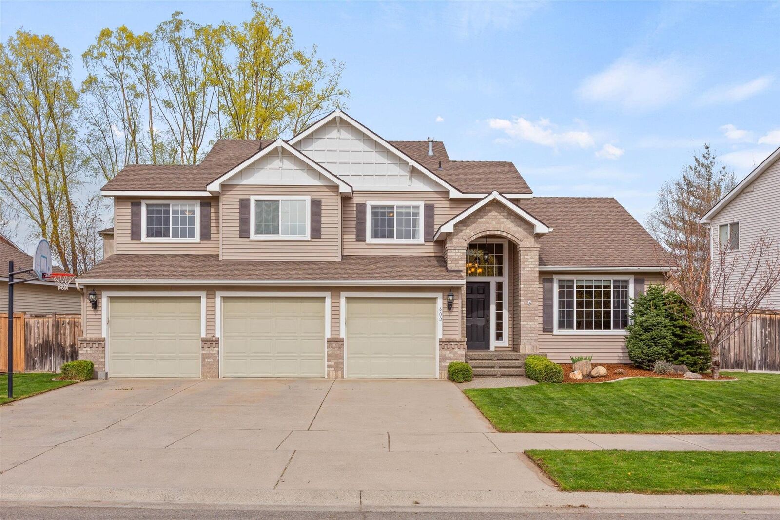 Property Photo: 602 N Homestead Dr WA 99019