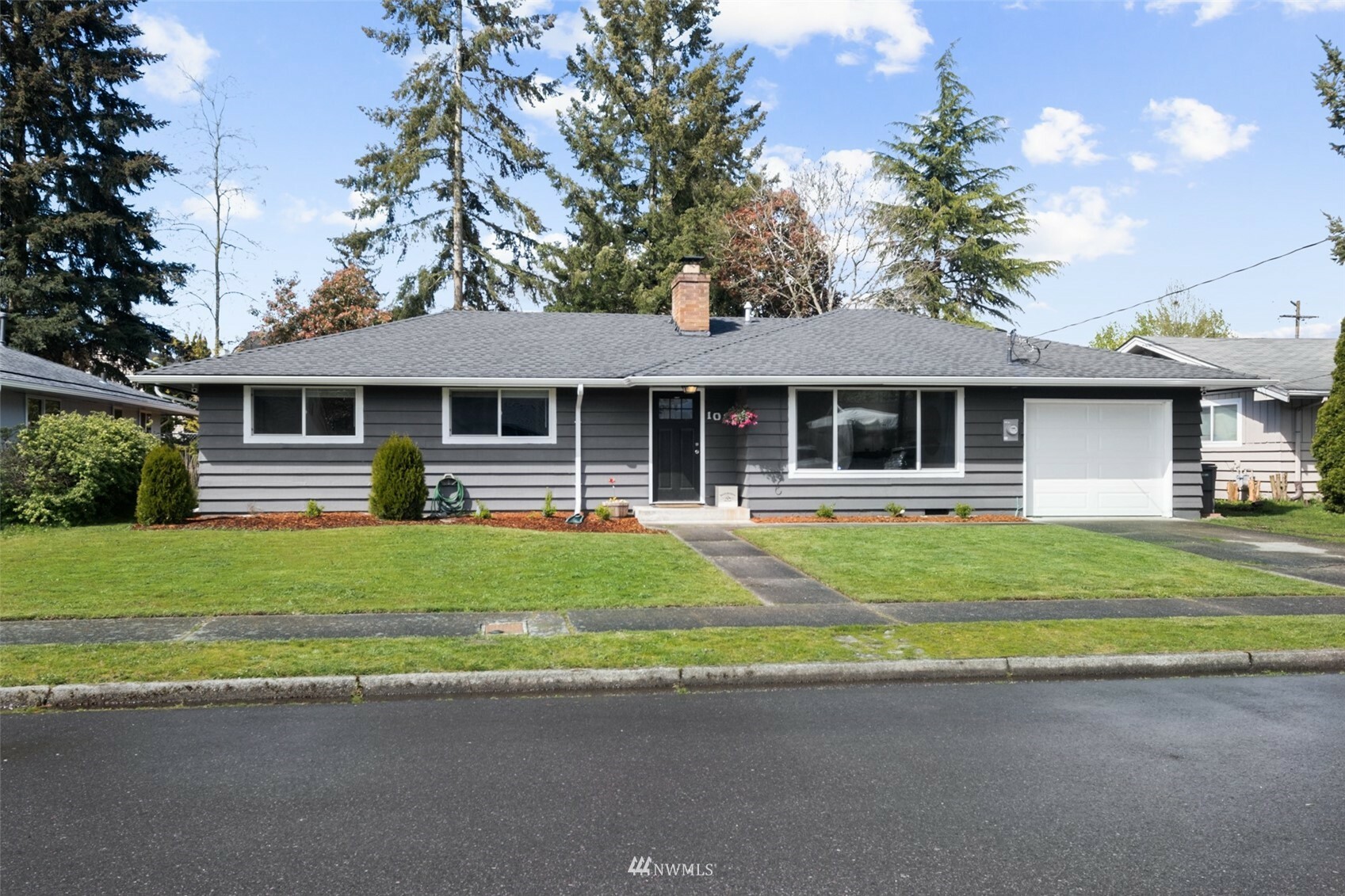 Property Photo:  1011 9th Street NE  WA 98002 