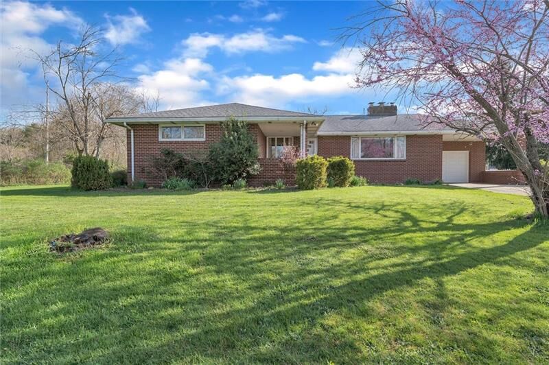 Property Photo: 518 Diane St PA 15068