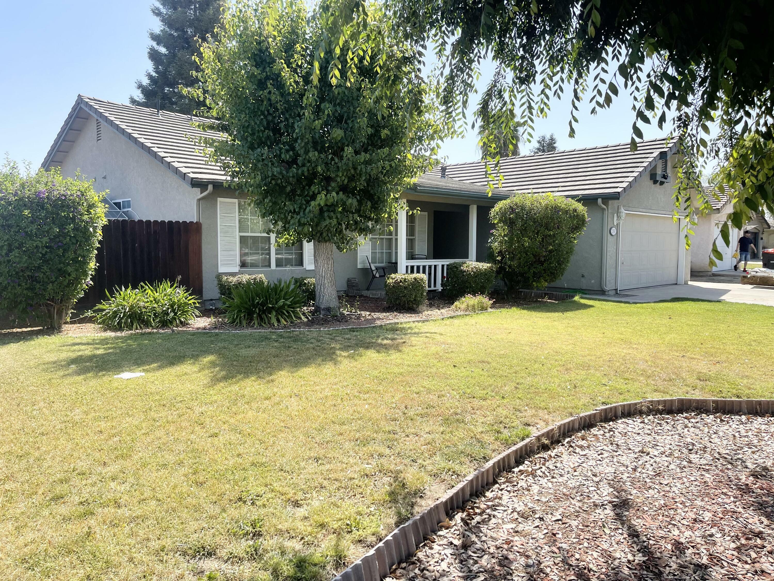 Property Photo:  2550 N Locust Court  CA 93291 