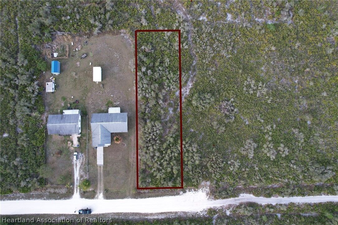 Property Photo: 2724 Hacienda Drive FL 33857