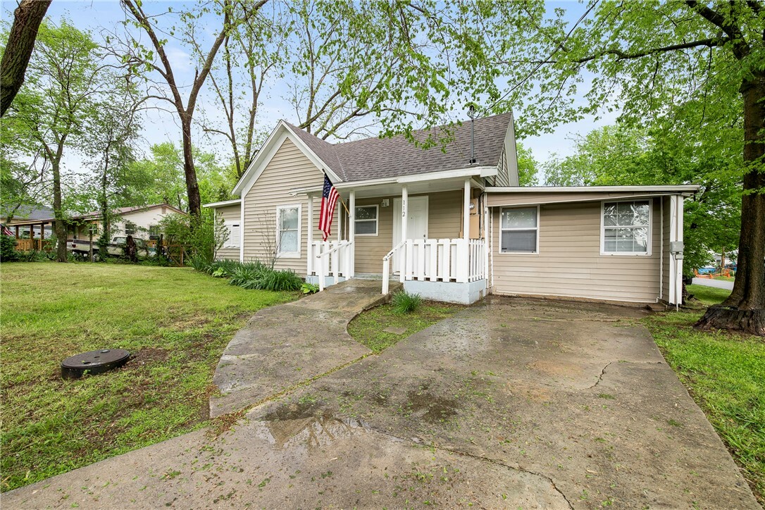 Property Photo:  112 SW 4th Avenue  AR 72736 