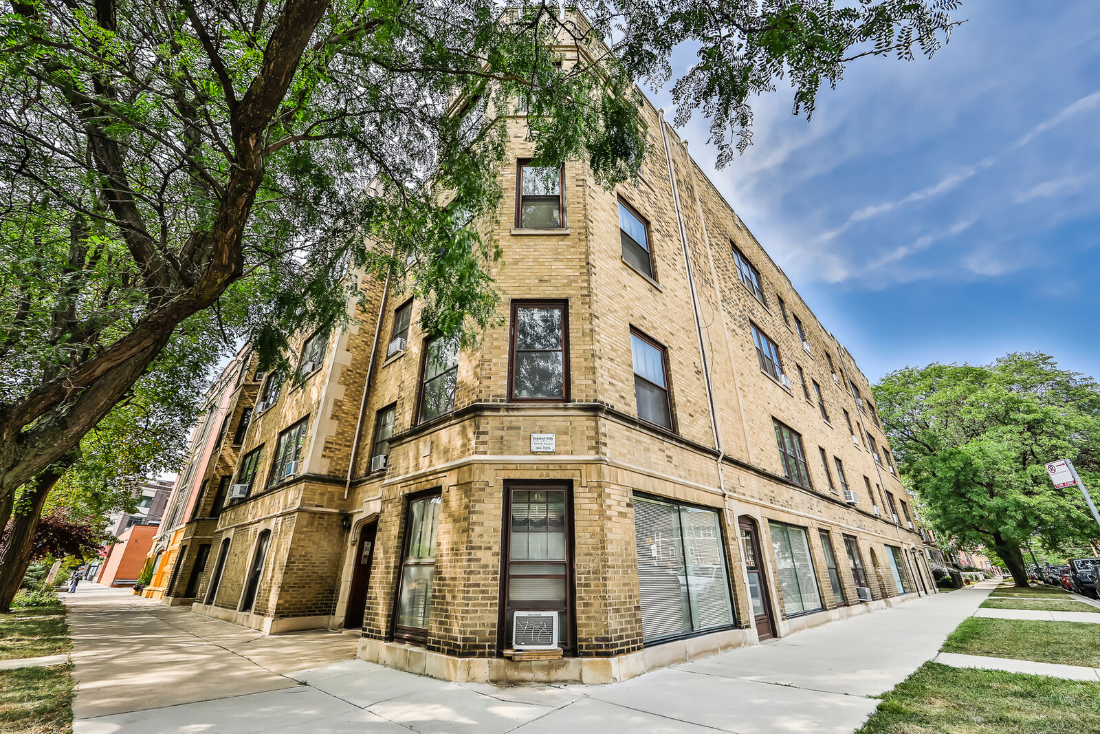 Property Photo: 1708 W Cornelia Avenue 2 IL 60657