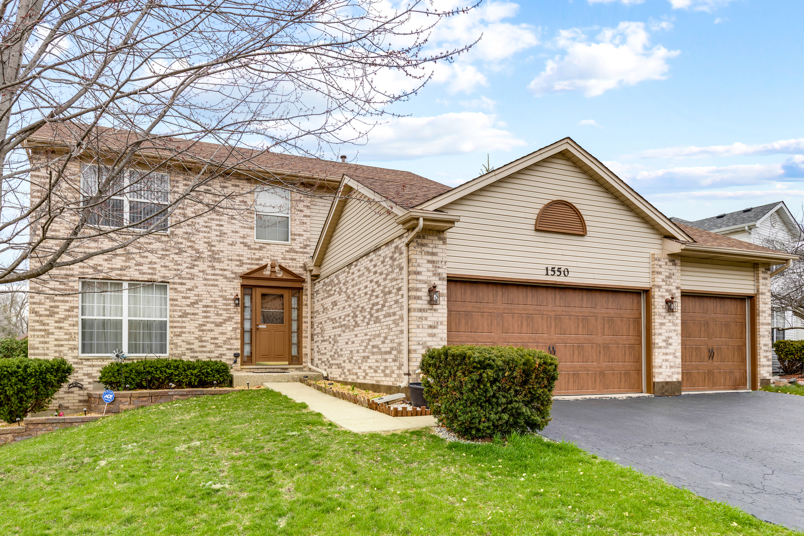 Property Photo:  1550 Arquilla Drive  IL 60102 