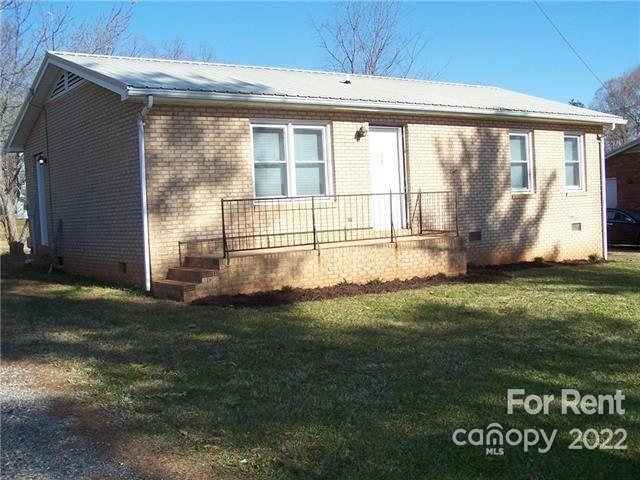 Property Photo:  1408 Yadkin Street  NC 28677 