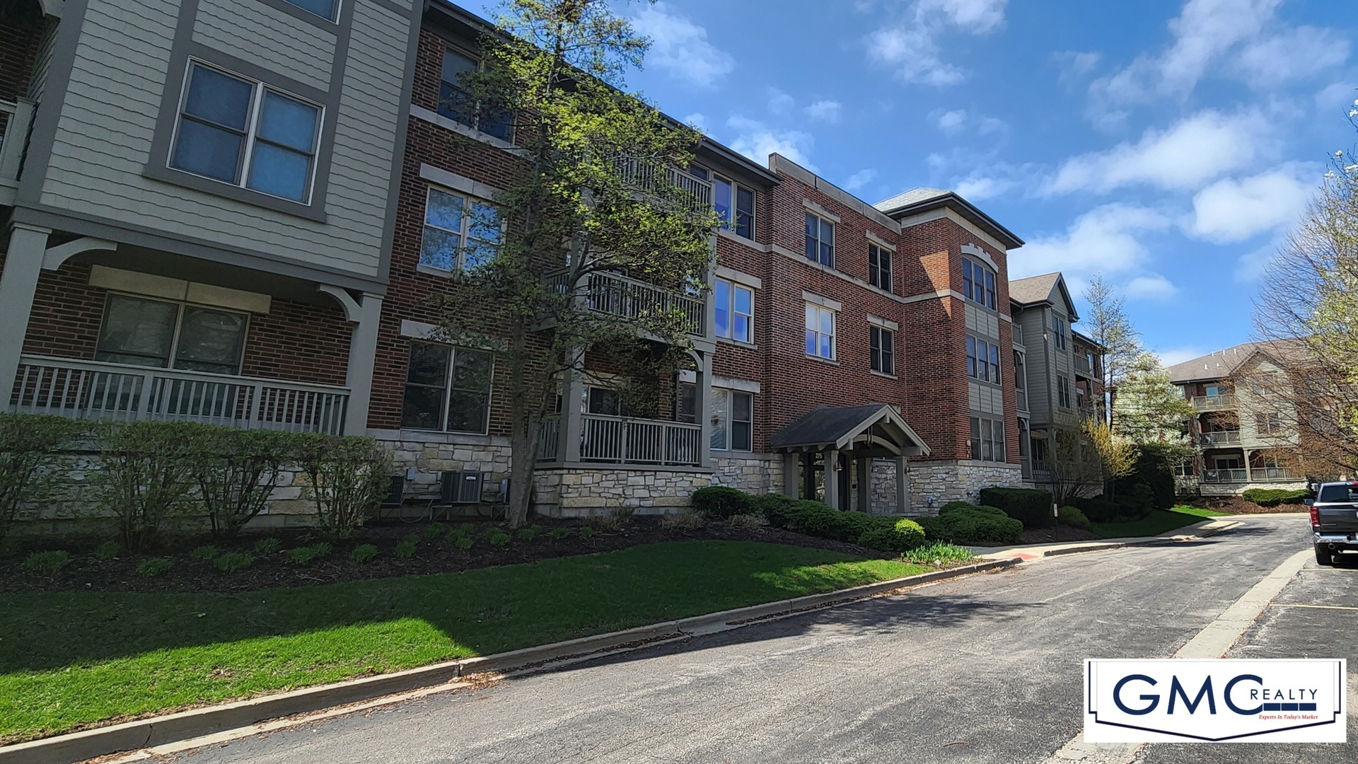 Property Photo: 275 E Railroad Avenue 304 IL 60103