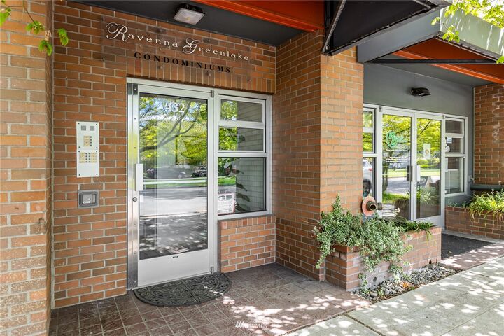 Property Photo:  432 NE Ravenna Boulevard 403  WA 98115 