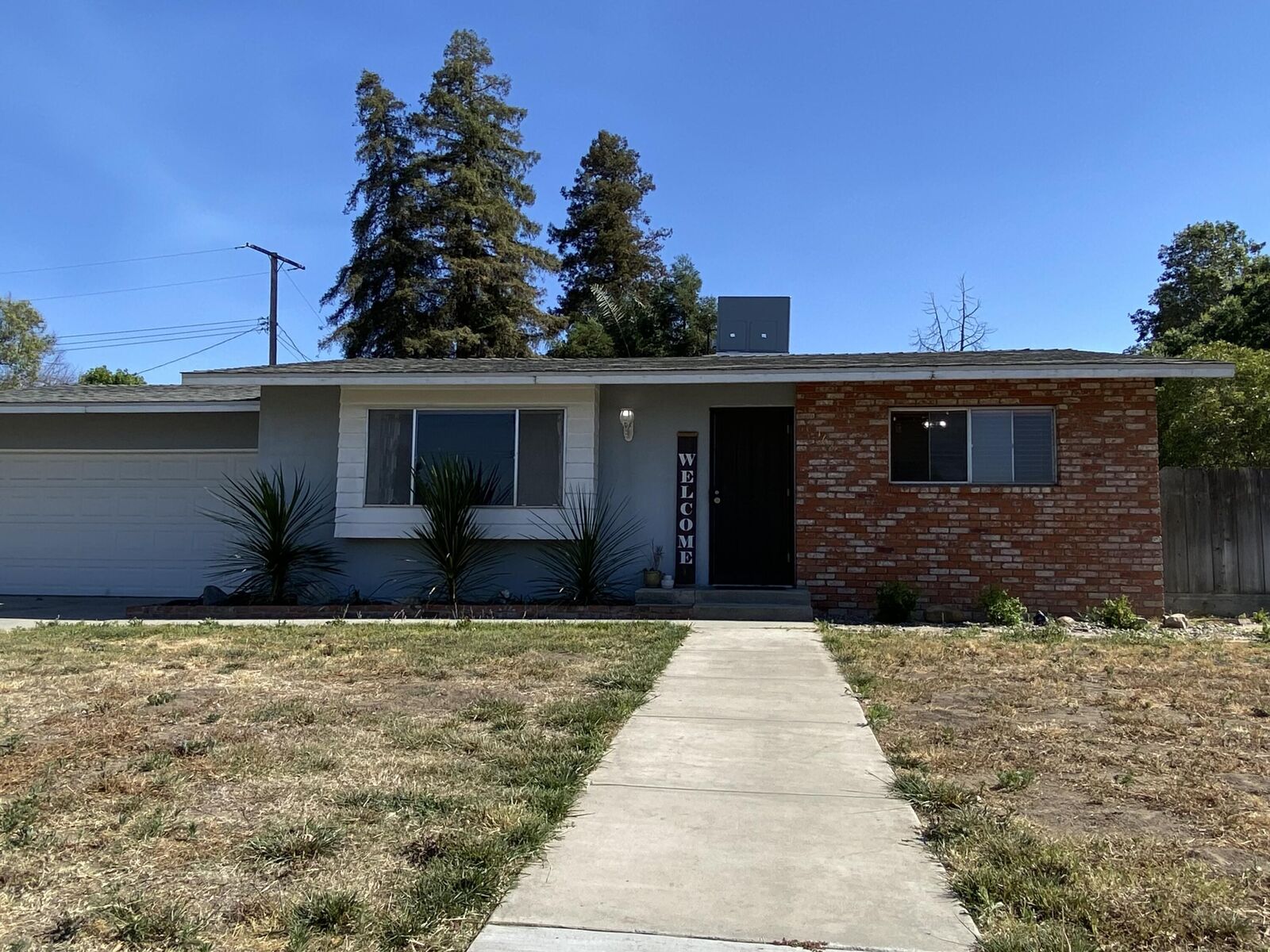 Property Photo: 1637 W Oriole Drive CA 93291