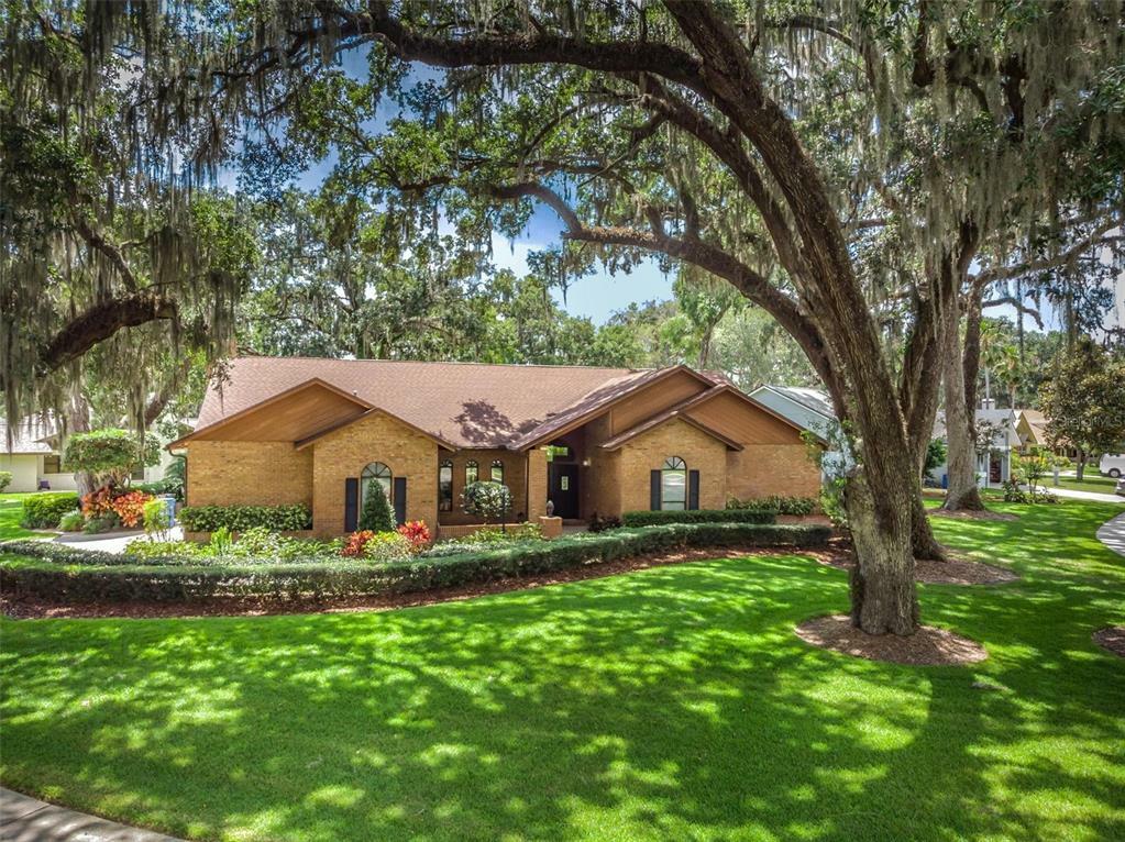 Property Photo: 2110 Arbor Oaks Drive FL 33594