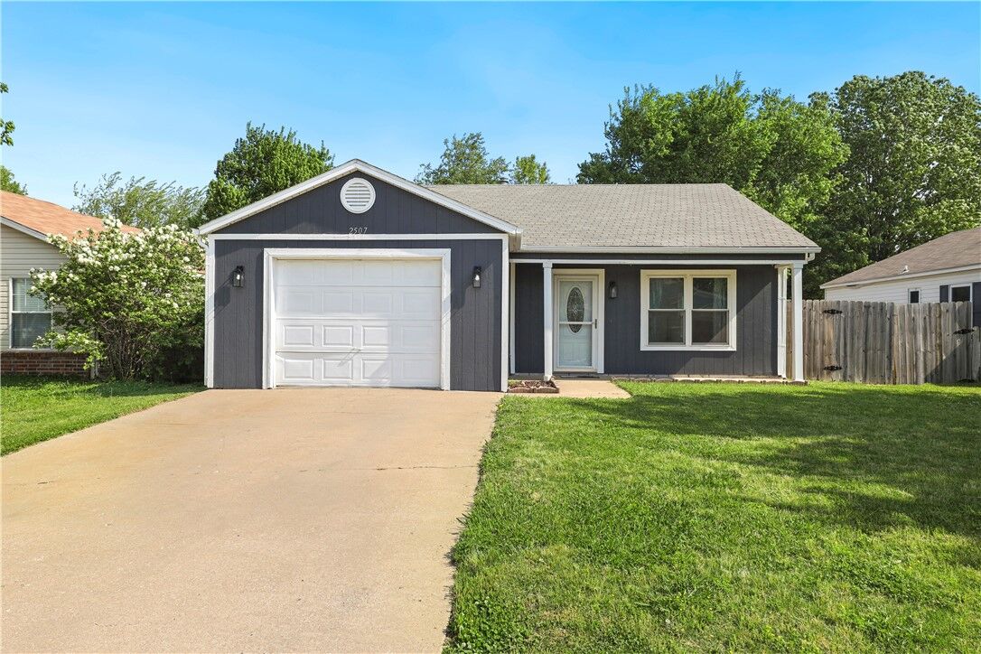 Property Photo:  2507 SE 4th Street  AR 72712