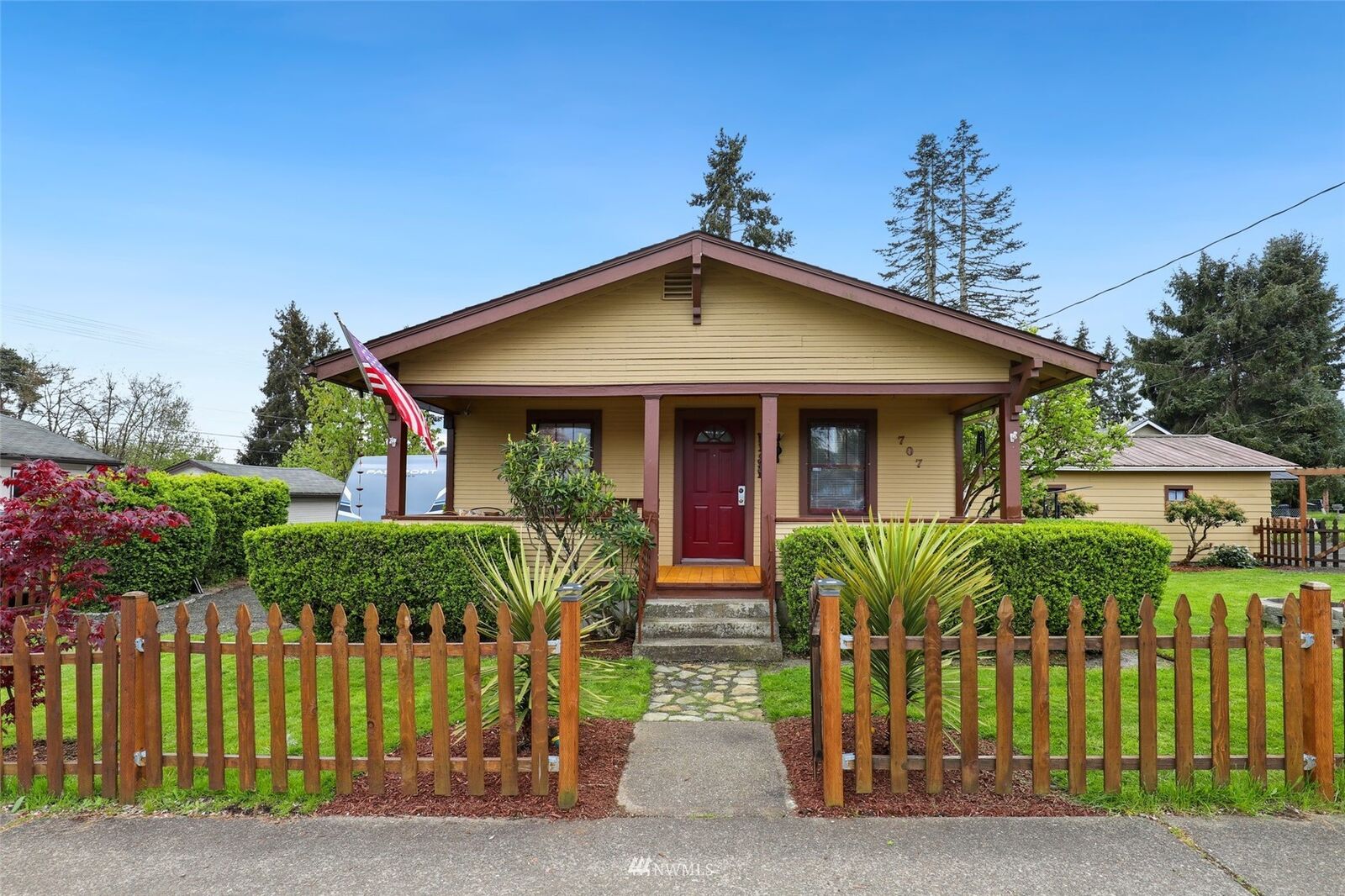 Property Photo:  707 E Arcadia Avenue  WA 98584 