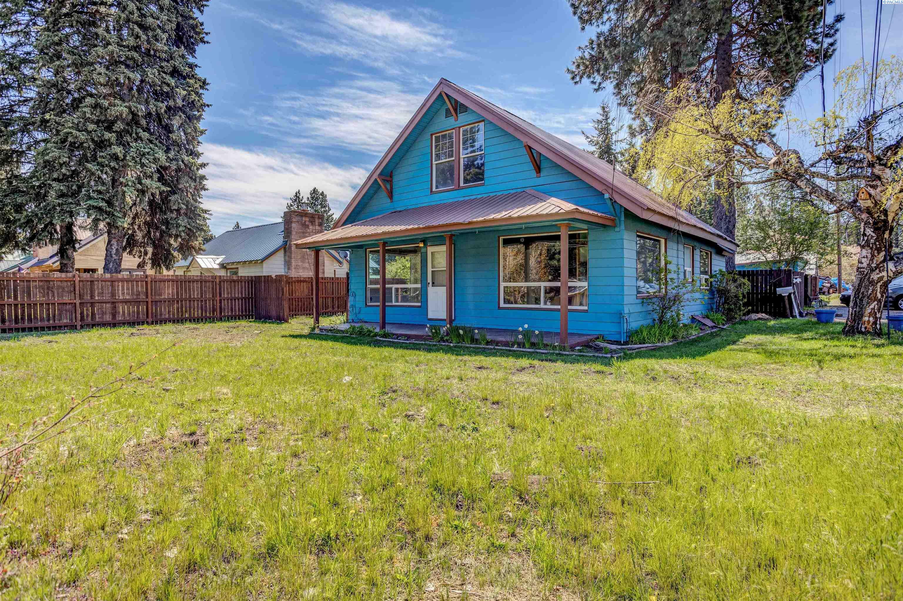 Property Photo:  525 W 2nd Street  WA 98922 