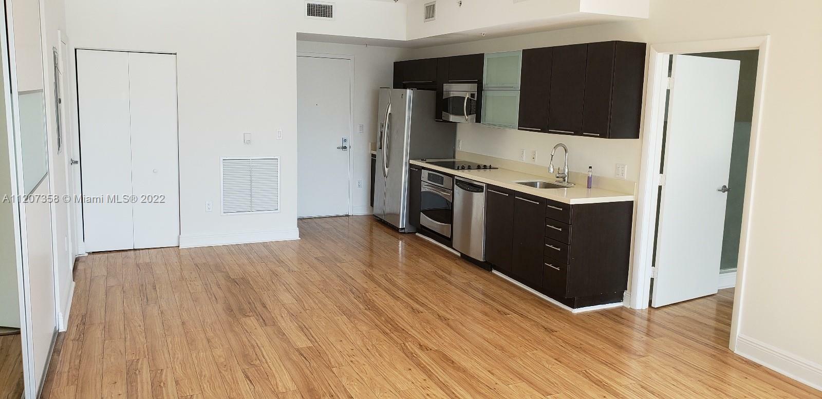Property Photo:  90 SW 3rd St 3710  FL 33130 