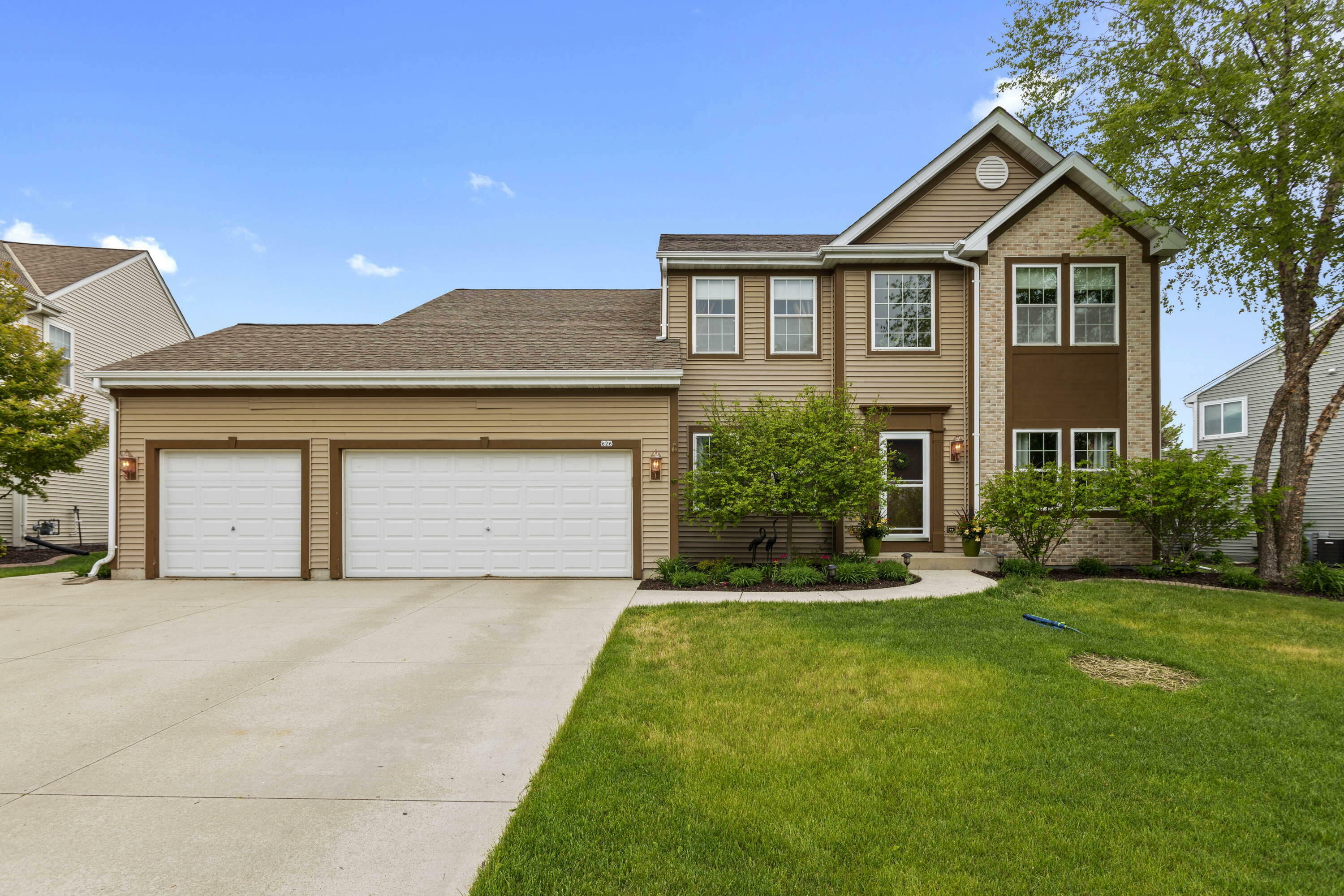 Property Photo:  626 Creekwood Dr  WI 53095 