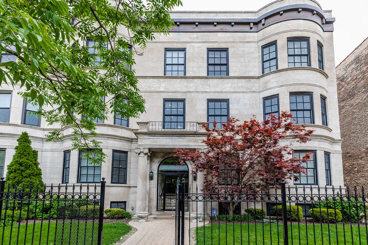 911 W Belle Plaine Avenue 3E  Chicago IL 60613 photo