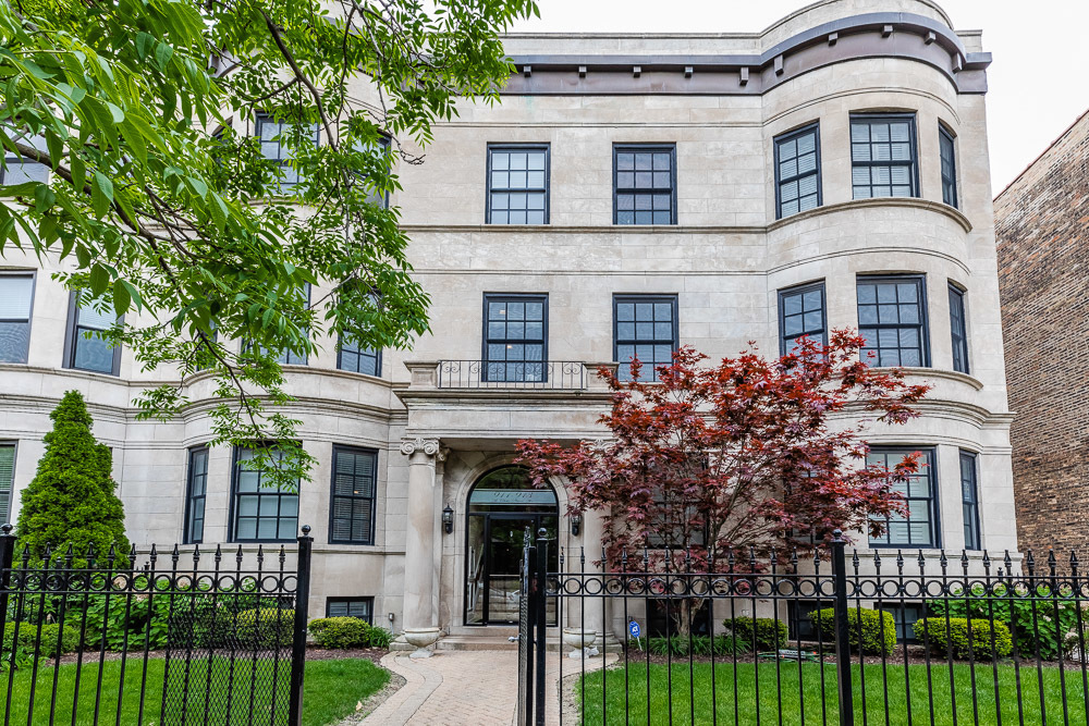 Property Photo:  911 W Belle Plaine Avenue 3E  IL 60613 