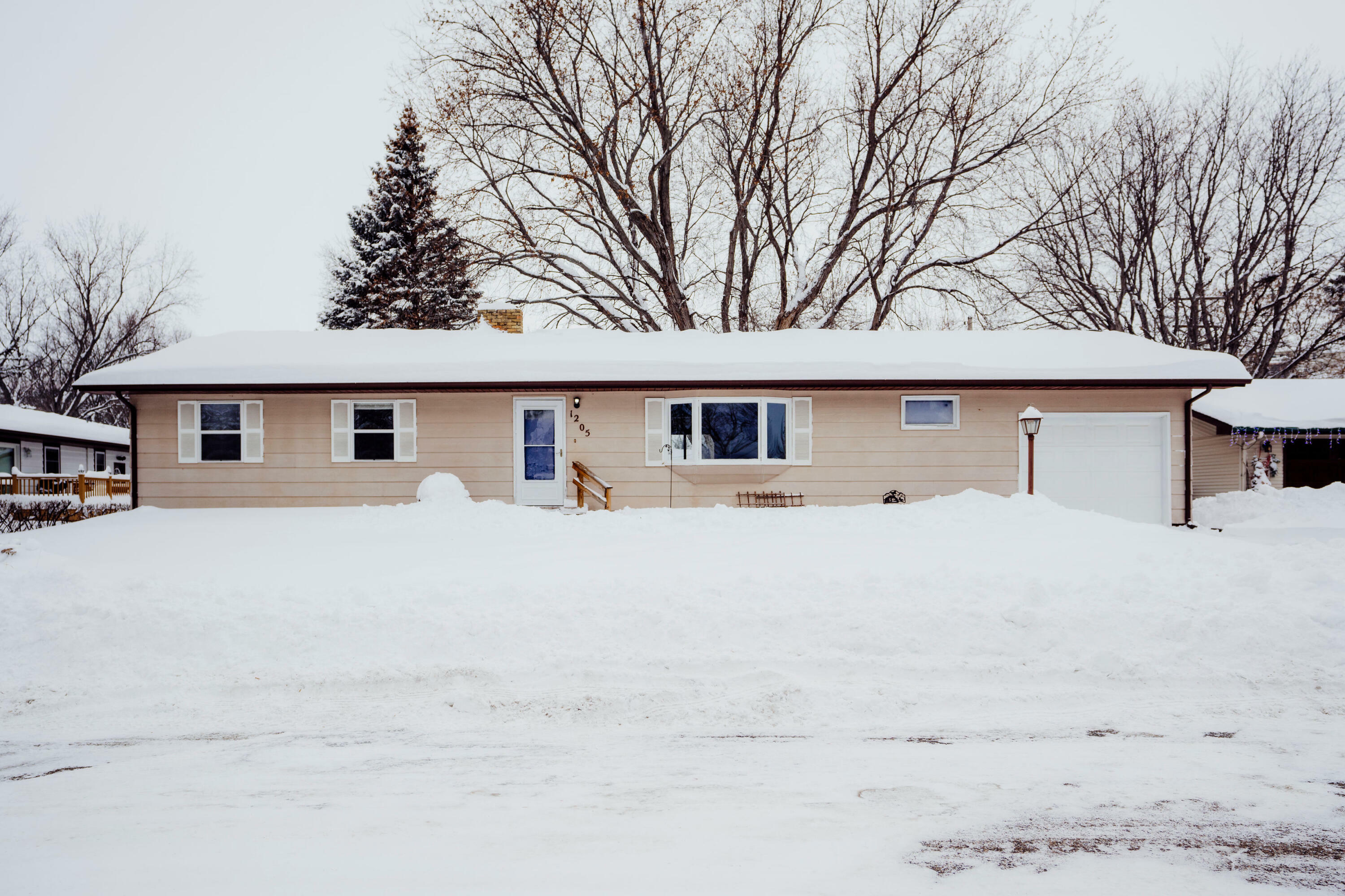 Property Photo:  1205 5th Avenue NW  ND 58401 