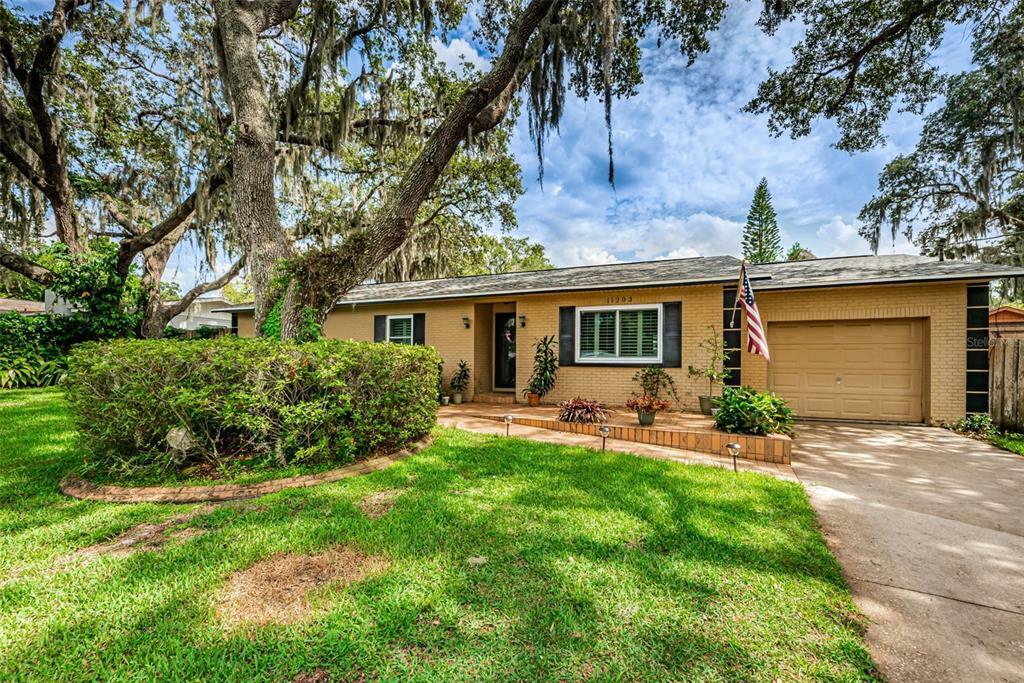 Property Photo:  11203 Creekview Drive  FL 33569 