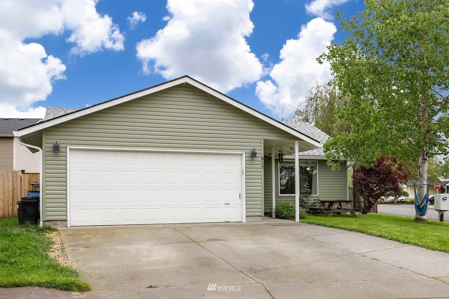 Property Photo:  917 SE 4th Avenue  WA 98604 