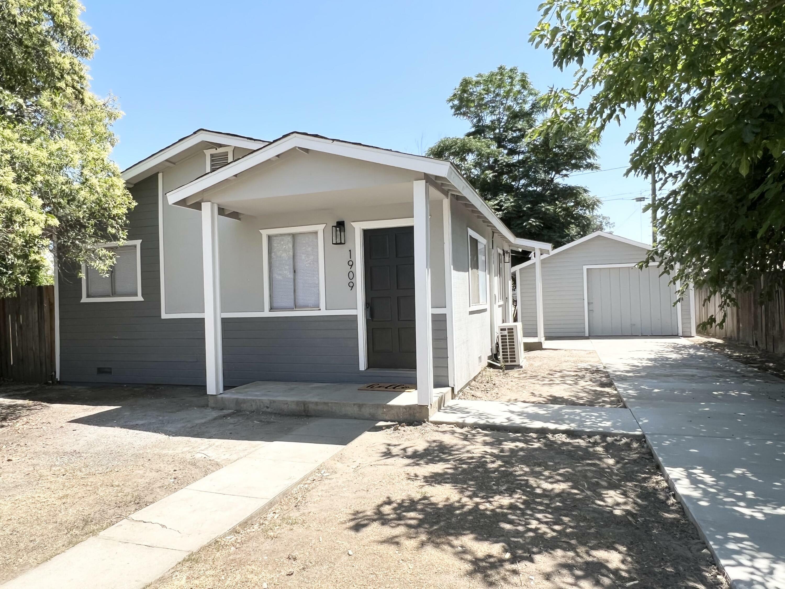 Property Photo:  1909 W Sanders Court  CA 93291 