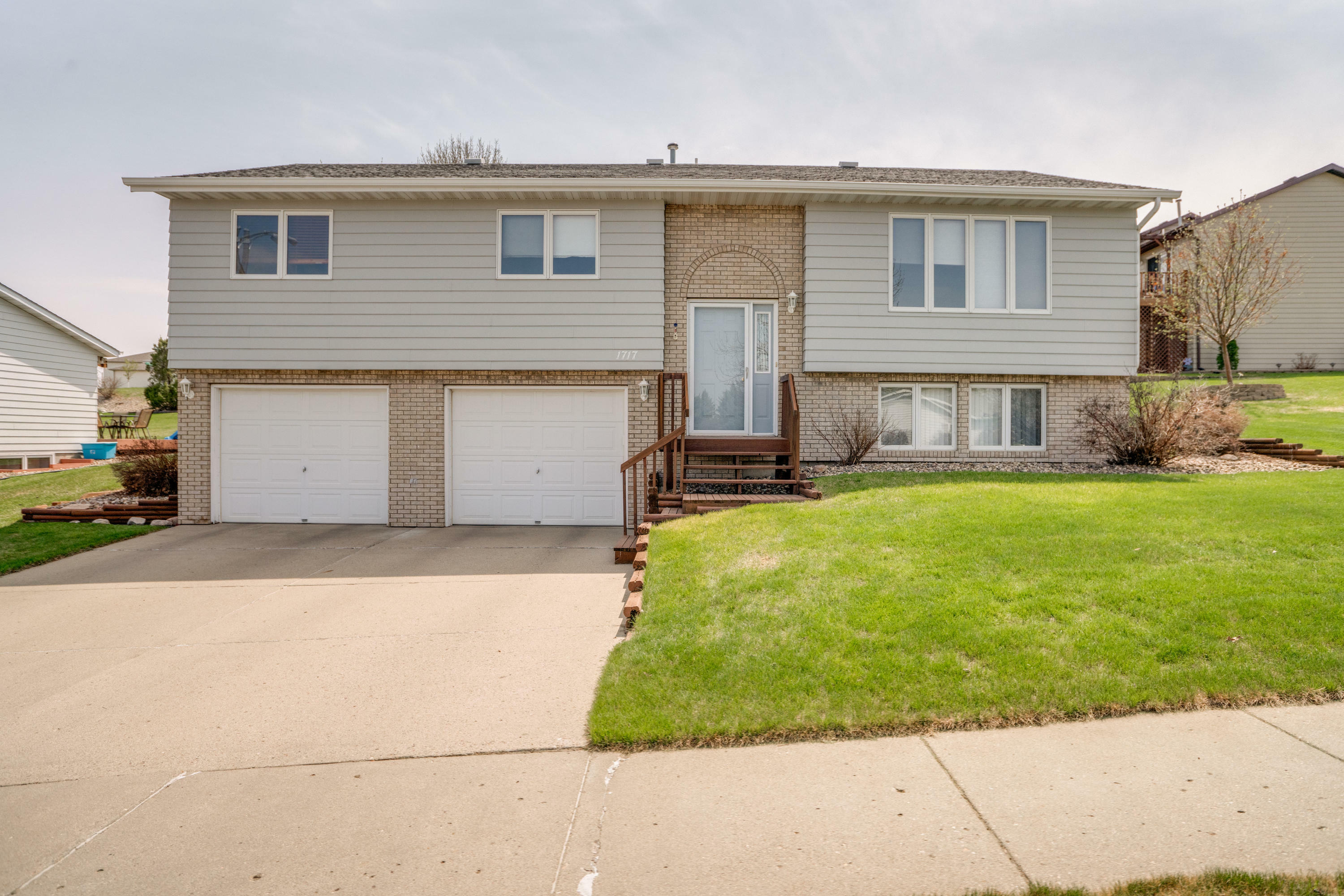 Property Photo:  1717 Volk Drive  ND 58501 