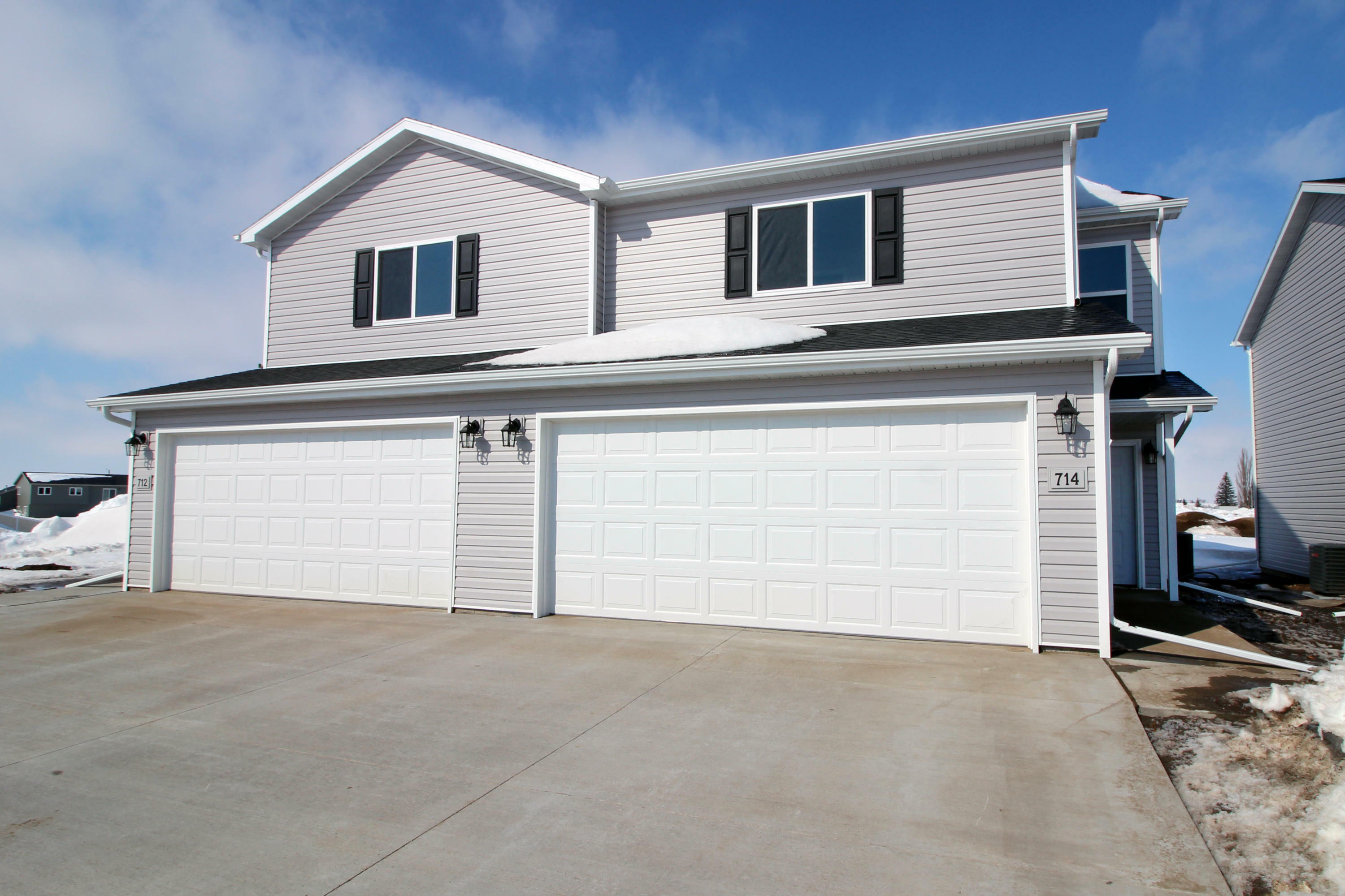 Property Photo:  714 Hillcrest Drive SE  ND 58554 