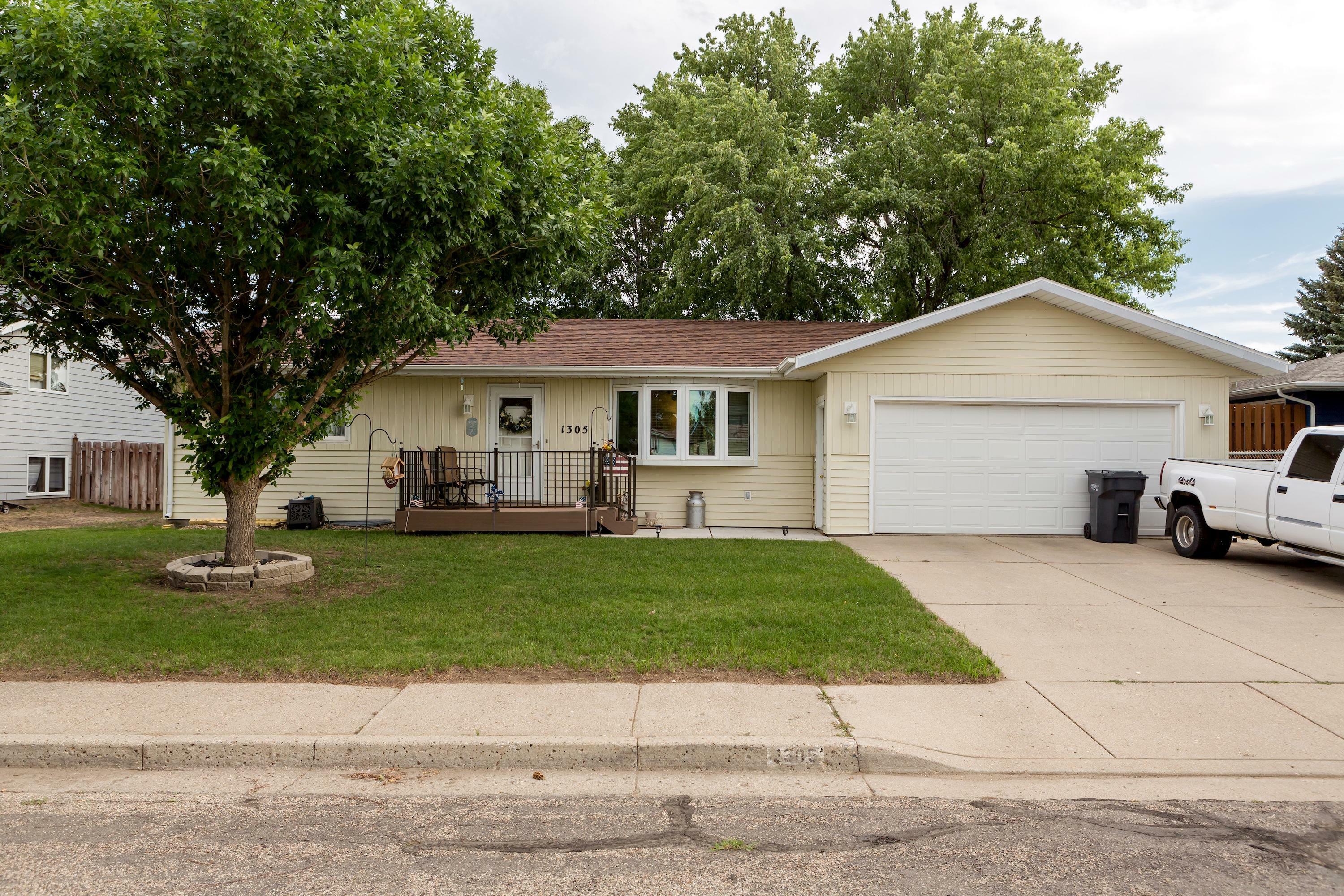 Property Photo:  1305 18th Street SE  ND 58554 