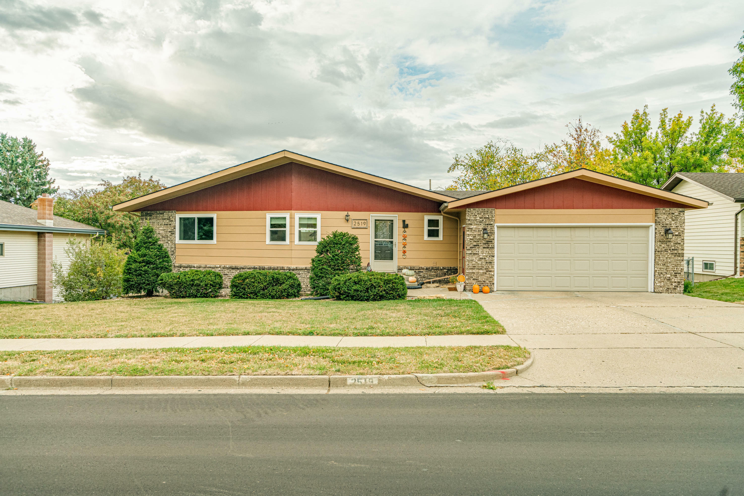 Property Photo: 2519 Hillview Avenue ND 58501
